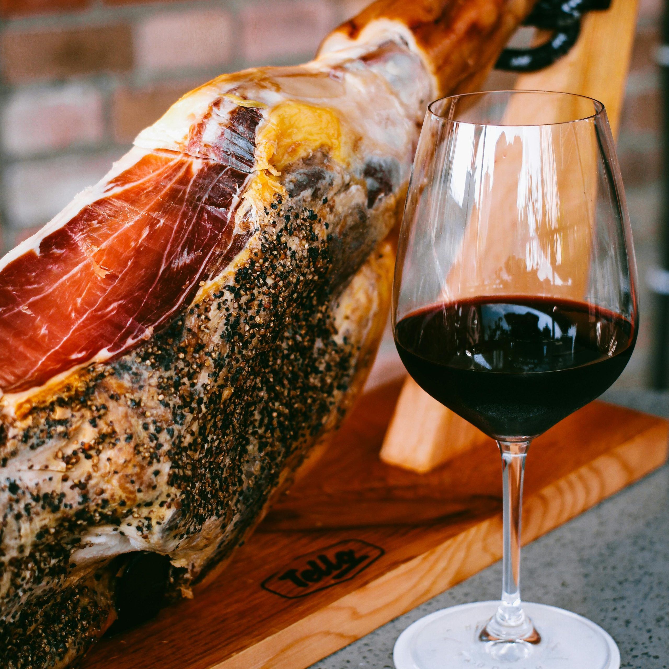 Jamón ibérico y vino tinto